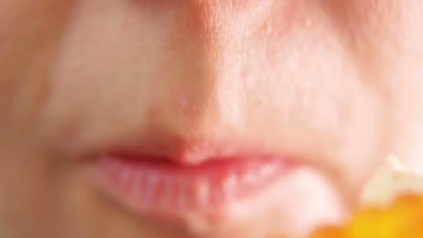 Weiblicher Mund beißt von einem Sandwich mit Kaviar und Kaugummi. — Stockvideo