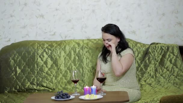 La donna a tavola per un appuntamento romantico in lacrime aspetta l'uomo — Video Stock