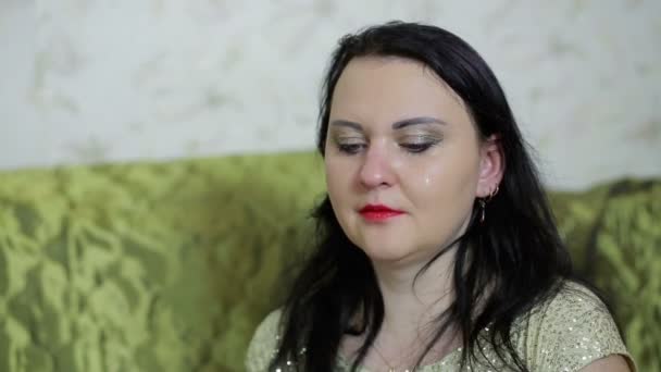 Uma mulher angustiada em lágrimas bebe vinho tinto . — Vídeo de Stock