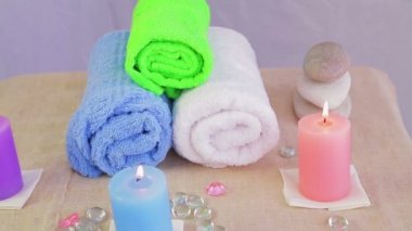 Spa salonundaki masa. Mumlar, havlular ve taşlar terapi için.