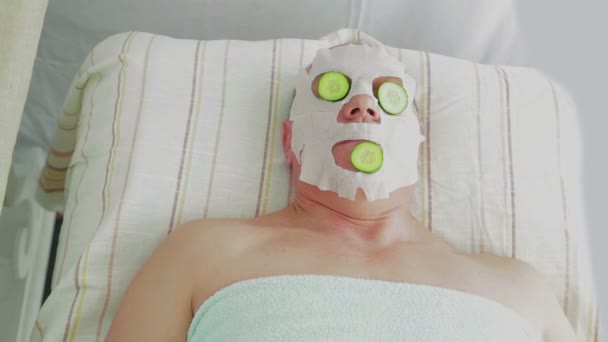 Kobieta kosmetyczka sprawia, że mężczyzna leczenie twarzy warzyw w salonie spa. — Wideo stockowe