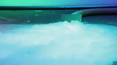Cold smoke generator produces cold smoke in stage lighting