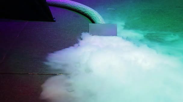 Cold smoke generator produces cold smoke in stage lighting — 비디오