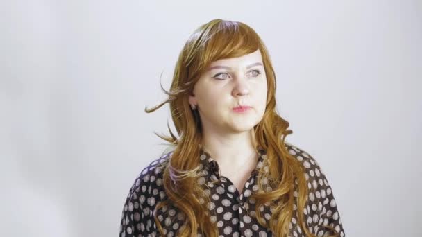 Egy fehér hátterű fiatal nő a gondolkodás érzelmeit mutatja. — Stock videók