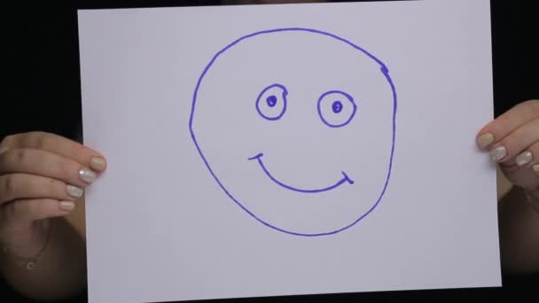 La mujer en el psicólogo muestra su estado de ánimo con un emoticono de color — Vídeos de Stock