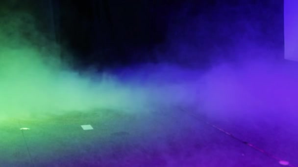 Fumo Freddo Sul Palco Illuminazione Scenica Multicolore Fondo Nero — Video Stock