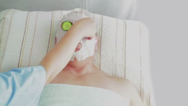 Ženská Beautik Odstraní Klienta Lázeňském Salónu Zvlhčující Obličejovizující Masku Průměrný — Stock video