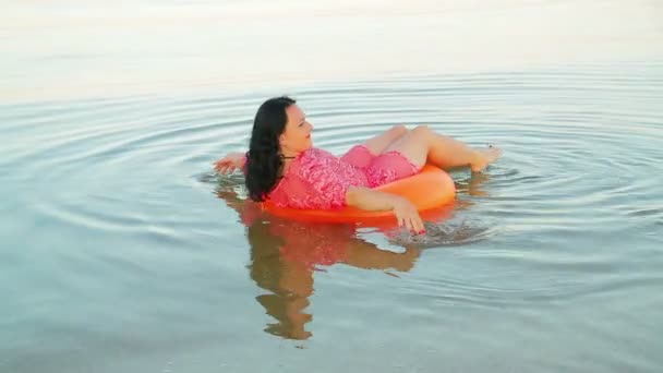 Μελαχρινή Γυναίκα Έναν Κύκλο Κολύμβησης Στη Θάλασσα Κοντά Στην Ακτή — Αρχείο Βίντεο
