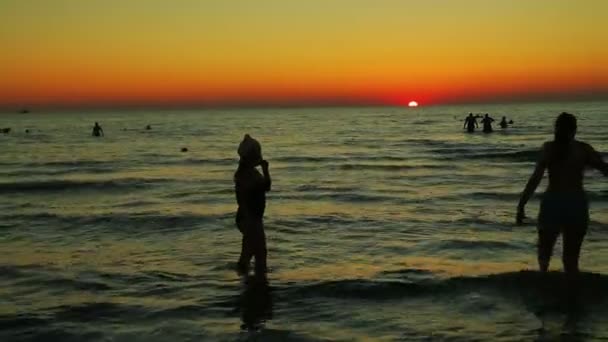 Pessoas Praia Caminham Pôr Sol Silhuetas Plano Global — Vídeo de Stock