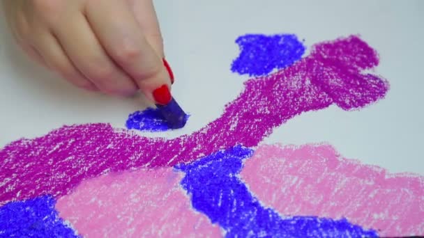 Женская рука рисует на белой бумаге голубое пастельное небо на закате — стоковое видео