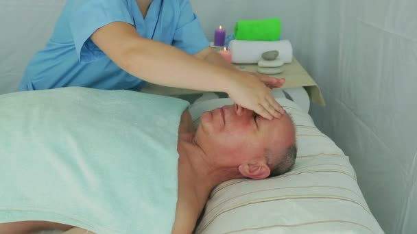 Vrouw schoonheidsspecialiste geeft cliënt een man een tonic gezichtsmassage in een spa salon — Stockvideo