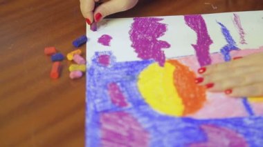 Sanatçılar, pastel tekniği kullanarak gün batımında çalışırlar.