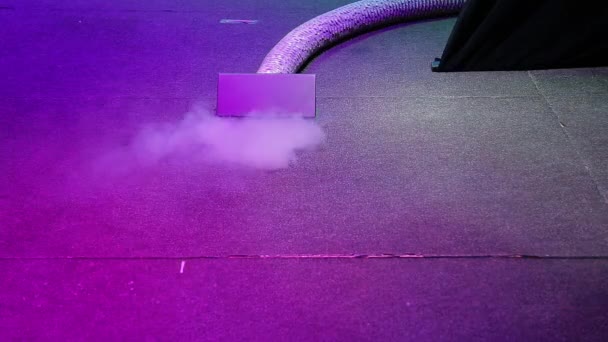 Generador de humo frío produce humo en modo de prueba — Vídeos de Stock