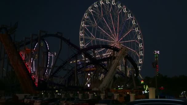 Parque de diversões extremo com iluminação à noite — Vídeo de Stock