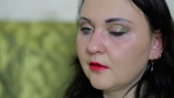 Жінка, що плаче, витирає сльози з очей — стокове відео