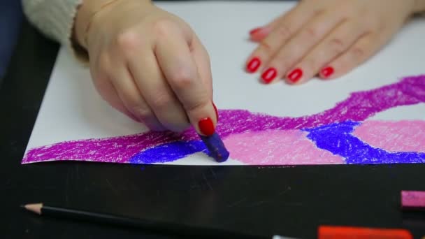 Женская рука рисует вечернее небо на белой голубой пастельной бумаге — стоковое видео