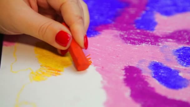 Vrouwelijke hand tekent op wit papier met pastel pastelwolken bij zonsondergang. Termijnen — Stockvideo