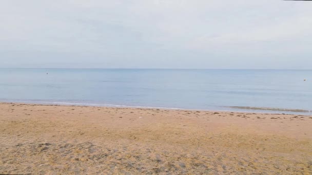 曇りの日に海岸を走る波 — ストック動画