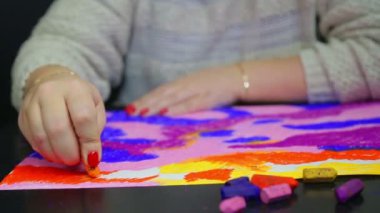 Kadın eli gün batımında beyaz kağıda sarı bir pastel bulut çizer. Zaman Kapakları