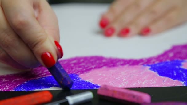 Frauenhand zeichnet Abendhimmel auf weißblauem Pastellpapier — Stockvideo