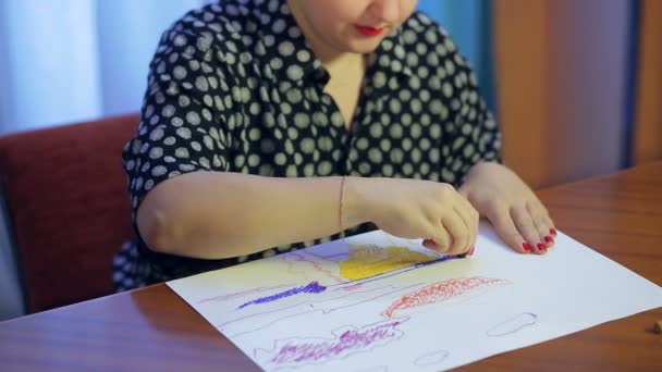 Um jovem artista está trabalhando em um desenho usando a técnica pastel . — Vídeo de Stock