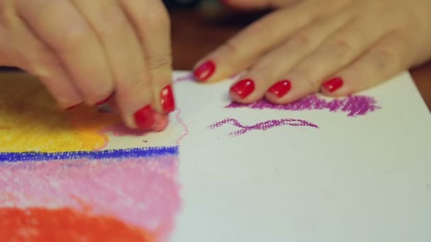 La mano dell'artista sta lavorando su un paesaggio pastello . — Video Stock
