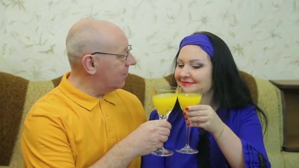 Παντρεμένο ζευγάρι δειπνεί σαλάτα και πατάτες και πίνει ένα κοκτέιλ. — Αρχείο Βίντεο