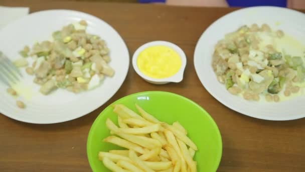 Married couple at the table eating salad and french fries with sauce. Time Laps — Stok video