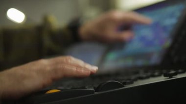 Uzaktan kumandadaki aydınlatma yönetmeni erkek program için sahne ışığını programlıyor. Bulanık kare.