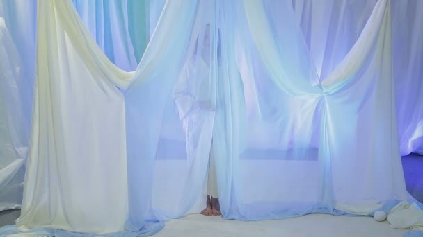 Young Jewish bride rehearsing an exit under the chuppah before the wedding — Stockvideo