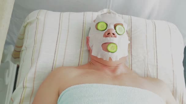 Mulher esteticista faz homem vegetal tratamento facial no salão de spa — Vídeo de Stock