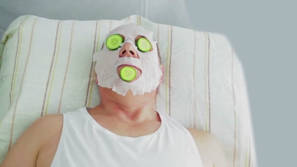 Old man makes vegetable face treatment in spa salon. — Stockvideo