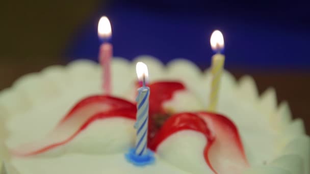 Pastel con velas encendidas en la mesa festiva — Vídeos de Stock