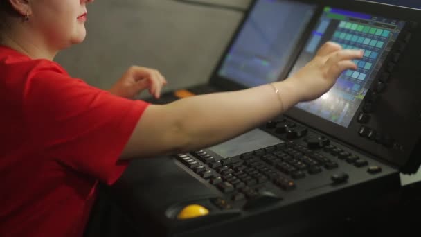 Жінка-програмістка ілюмінатор на програмах дистанційного керування сценічне світло для шоу — стокове відео