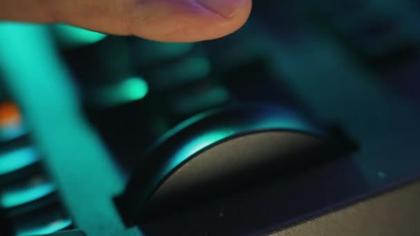 La mano dell'operatore dell'illuminatore controlla il pannello di controllo della luce per lo spettacolo . — Video Stock