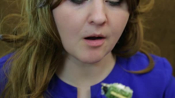 Молода жінка їсть рибу з рибними паличками . — стокове відео