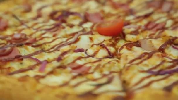 La pizza succosa ruota in cerchio su uno stand — Video Stock