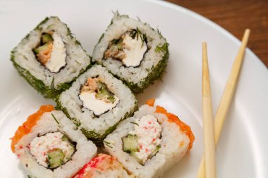 Soya soslu somon, zencefil ve çubuklu dürüm..