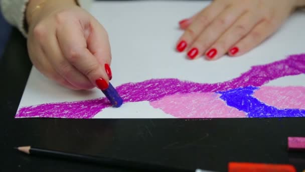 Женская рука рисует вечернее небо на белой голубой пастельной бумаге — стоковое видео