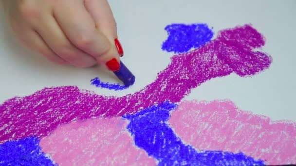 Vrouwelijke hand tekent avondlucht op wit blauw pastelpapier. Termijnen — Stockvideo