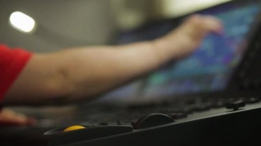 Konsoldaki kadın ışıklandırma tasarımcısının eli şov için sahne ışığını programlıyor. Bulanık