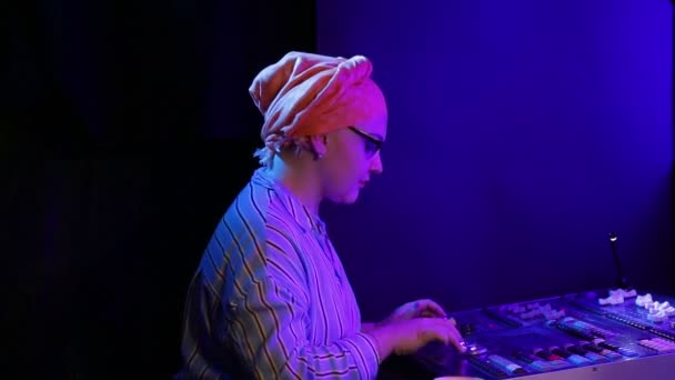 Une femme juive dans un foulard, un concepteur d'éclairage, sourit et mange de la restauration rapide — Video