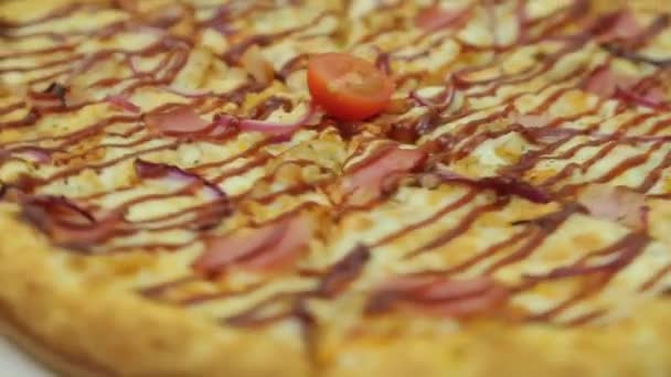Сочная пицца вращается по кругу на стойке — стоковое видео