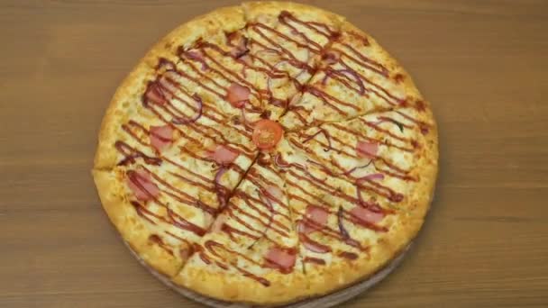 Sulu pizza yuvarlak bir tabakta daire şeklinde döner.. — Stok video