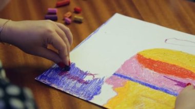 Sanatçılar, pastel tekniği kullanarak gün batımında çalışırlar.