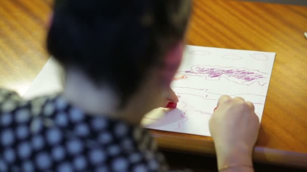 Artistas mano dibuja sobre papel blanco pastel . — Vídeos de Stock