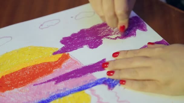 La mano dell'artista sta lavorando su un paesaggio pastello — Video Stock