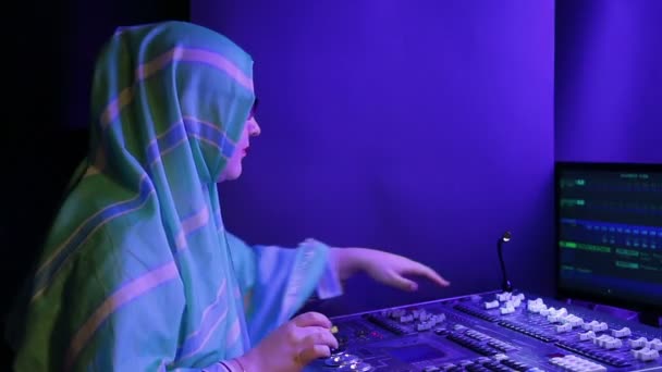 Muselman hijab och glasögon ingenjör programmerare programmering ljus för en show. — Stockvideo