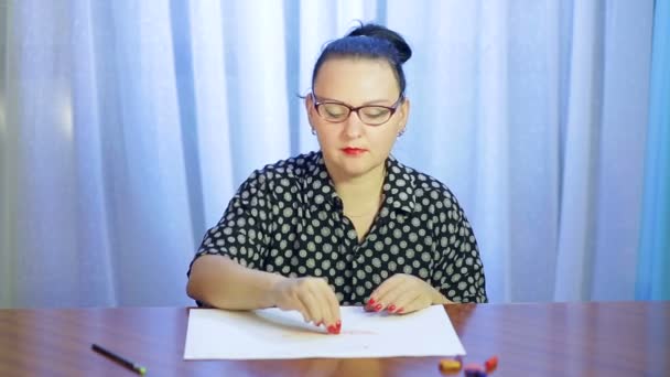 Judisk konstnär med glasögon ritar pastell på vitt papper — Stockvideo