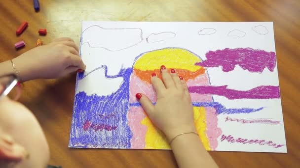 Художники рука працює на заході сонця з використанням пастельної техніки — стокове відео